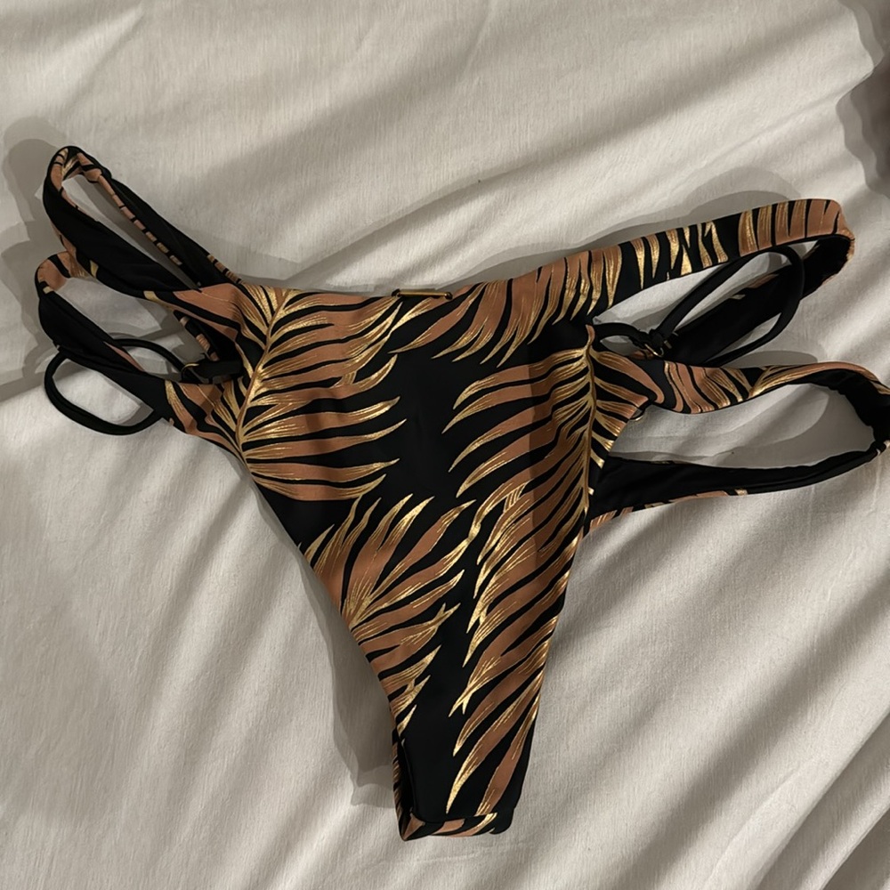 Beach Bunny Palm Leaf Bikini Bottoms - Picture 3 of 5